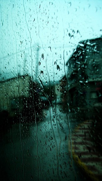 Glass-on-the-rain-iPhone-5-wallpaper-ilikewallpaper_com