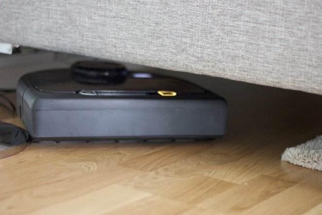 Tack vare en slimmad design har den inga problem att komma under trånga utrymmen.