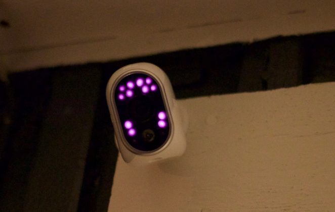 Arlo är utrustad med infraröda lampor som gör att den ger klara bilder även i totalt mörker.