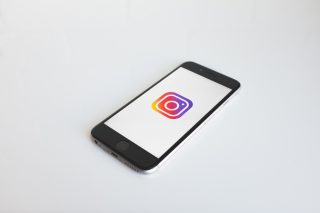 Instagram-logotyp på en iPhone-skärm